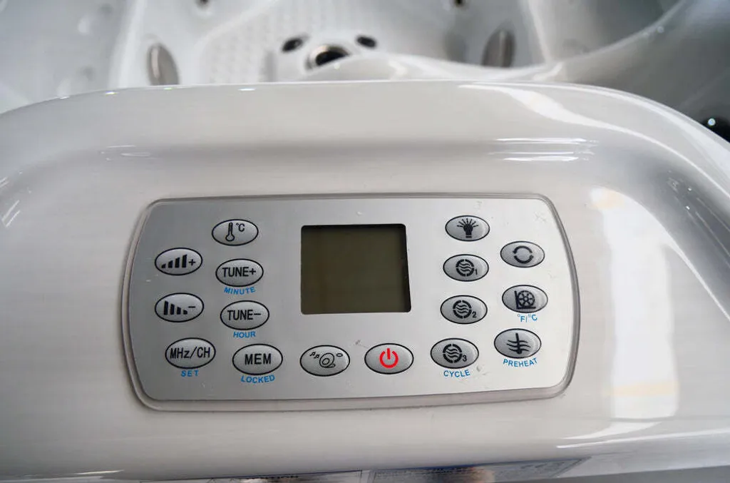 Outdoorwhirlpool Oasis Maxi Weiß Inkl. Treppe Und Abdeckung - 210 X 210 X 92cm 8 Outdoorwhirlpool Oasis Maxi Weiß Inkl. Treppe Und Abdeckung - 210 X 210 X 92cm – Bild 6