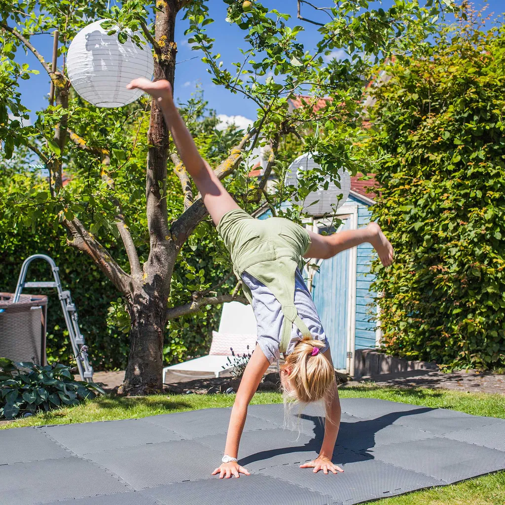 SUMMER FUN Bodenschutzmatten, Grau, 500x500x8mm (8 Stück Im Set = 2qm) 7 SUMMER FUN Bodenschutzmatten, Grau, 500x500x8mm (8 Stück Im Set = 2qm) – Bild 5