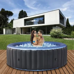 MSpa Whirlpool Bergen - Aufblasbar - Für 6 Personen - UV-C Filter - 138 Luftdüsen - Anti-Frost-System Winterfest - Rhino-Tech 6-Schicht-PVC - All-in-One LED Fernbedienung - Plug-&-Play-Aufbau - 1500 Watt PTC-Heiztechnologie Mit 40°C Schnellheizsystem - Verschließbare Poolabdeckung - Outdoor & Indoor - Rund - Garten - Pool (Anthrazit/Blau)